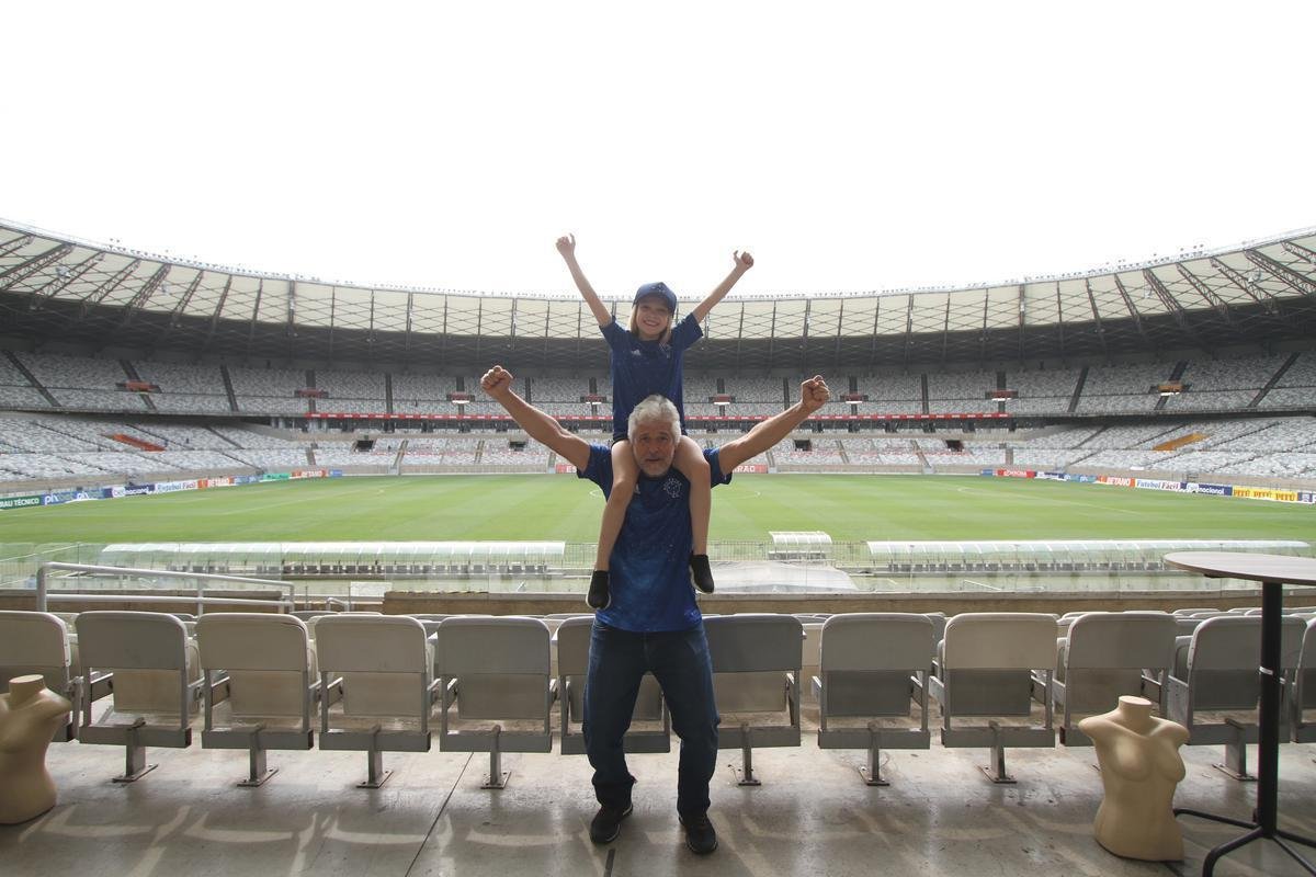 Al�cia Reis, de 8 anos, e o av�, Carlos Reis, de 56: paix�o da garotinha pelo Cruzeiro vem literalmente desde o ber�o. A cada jogo, os dois se juntam para apoiar o time no Mineir�o.