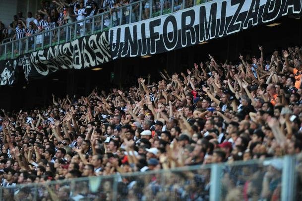 Torcida deu grande apoio ao time em vitria sobre o Corinthians e protestou muito contra gol anulado de Rger Guedes, no primeiro tempo. 