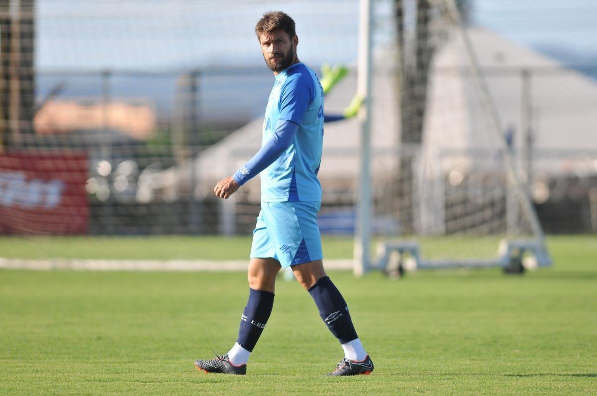 Jogadores do Cruzeiro durante treino desta sexta-feira na Toca da Raposa II