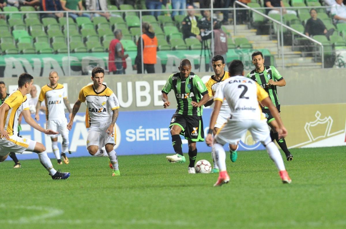 Imagens da partida entre Amrica e Cricima, no Independncia, pela Srie B do Brasileiro