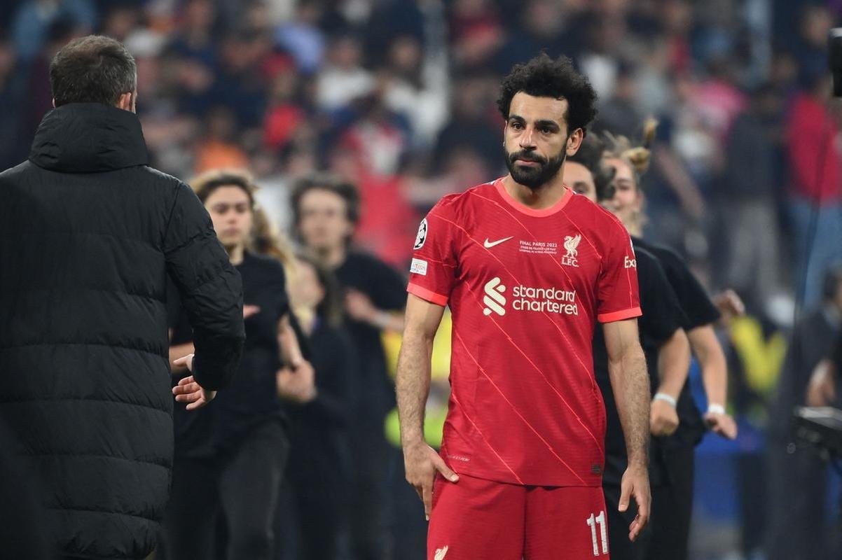 Fotos da decepo de torcedores e jogadores do Liverpool com a perda do ttulo da Champions League