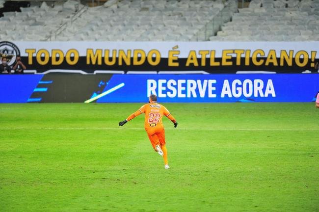 Goleiro Everson, do Atltico, foi heri na deciso por pnaltis contra o Boca Juniors ao defender duas cobranas e ao marcar o gol da classificao: 3 a 1 nas batidas alternadas aps 0 a 0 no tempo normal, no Mineiro.