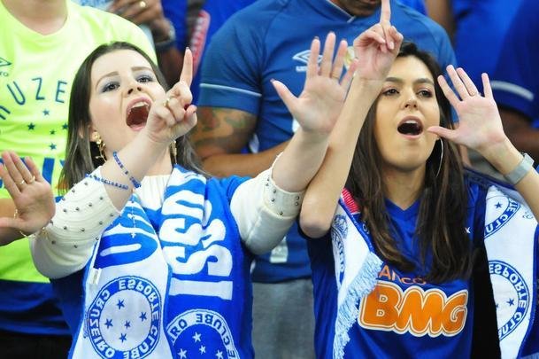 Torcedores do Cruzeiro lotam as arquibancadas do Mineiro para acompanhar a partida vlida pelas quartas de final da Copa do Brasil