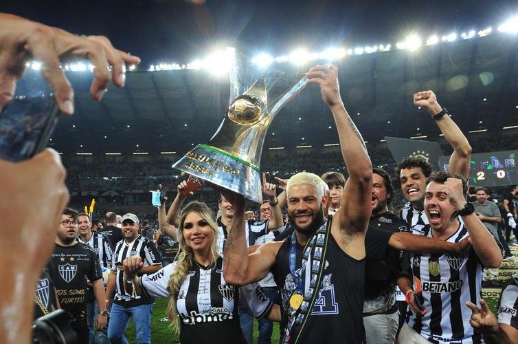 Atltico ergue a taa de campeo brasileiro e d a volta olmpica diante da torcida alvinegra, no Mineiro