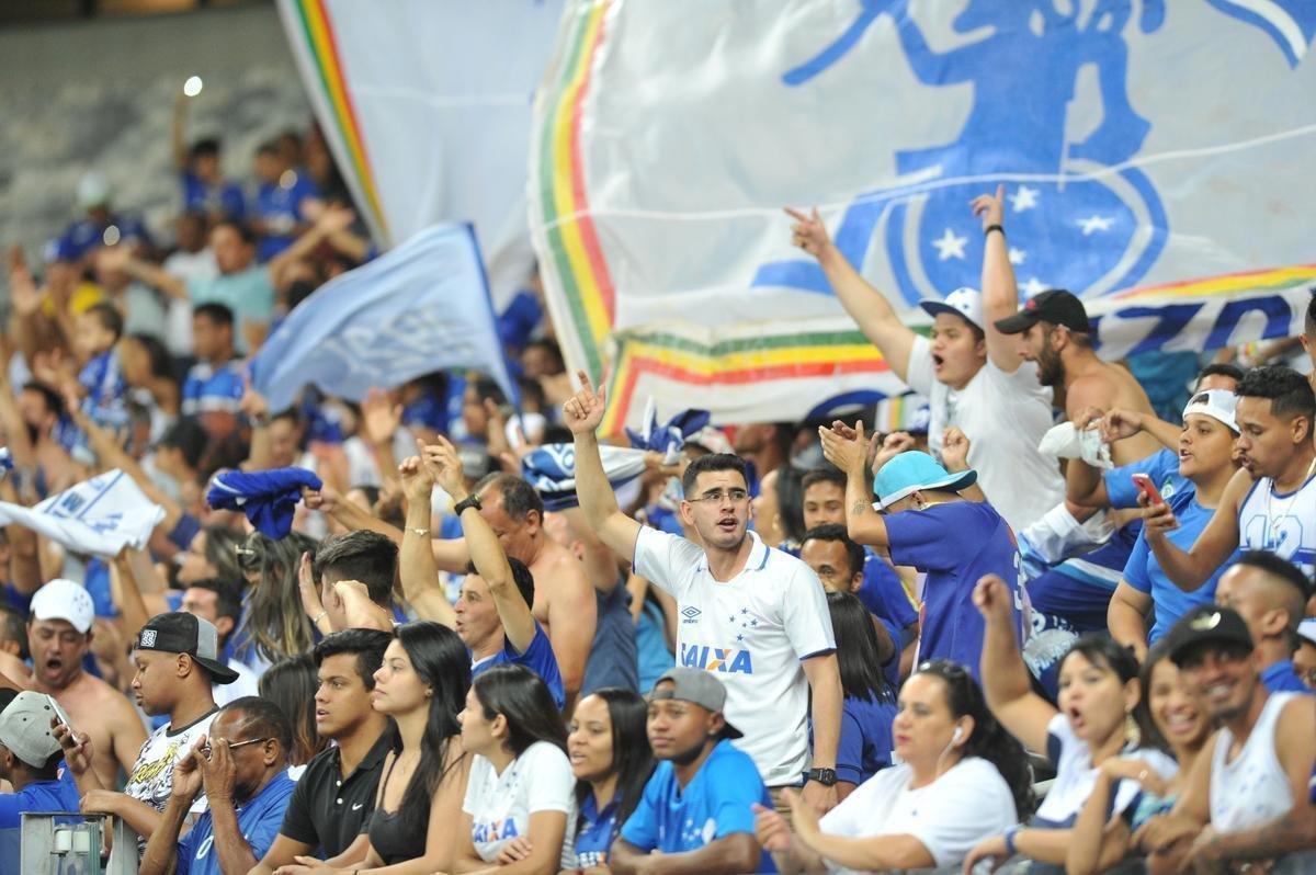 Em jogo com grande atuao do goleiro Fbio, Cruzeiro derrotou Santos de virada, por 2 a 1, com gols de Sass e Raniel; Gabriel Barbosa marcou para o Peixe, no Mineiro, pela 26 rodada do Brasileiro