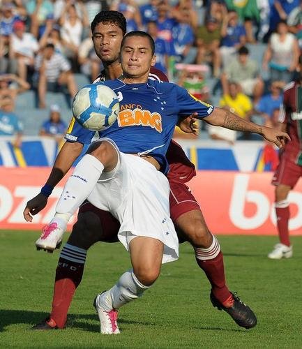 Campeonato Brasileiro de 2010 - O campeonato de 2010 foi disputado ponto a ponto entre Fluminense (campeo), Cruzeiro (vice) e Corinthians (3).  O confronto direto entre Cruzeiro e Fluminense aconteceu na 29 rodada. O Tricolor tinha dois pontos a mais que a Raposa, mas foi derrotado por 1 a 0, fora de casa, e viu o rival assumir a liderana. O time carioca, no entanto, aproveitou as falhas dos adversrios para retomar a ponta e conquistar o ttulo. 