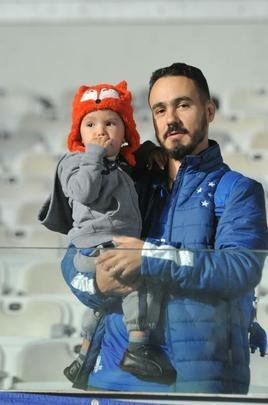 Torcida do Cruzeiro encarou frio e crise de abastecimento para apoiar o time contra o Palmeiras, no Mineiro