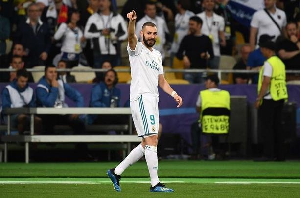 Goleiro Loris Karius, do Liverpool, vacilou na saída de bola, e Benzema, do Real, aproveitou para roubar a bola e abrir o placar na final: 1 a 0