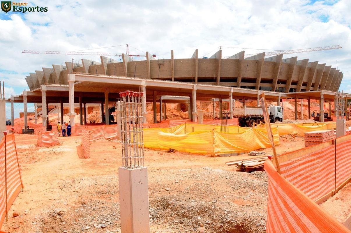 06/03/2012 - No exterior do Mineiro, comea a construo do estacionamento e da esplanada