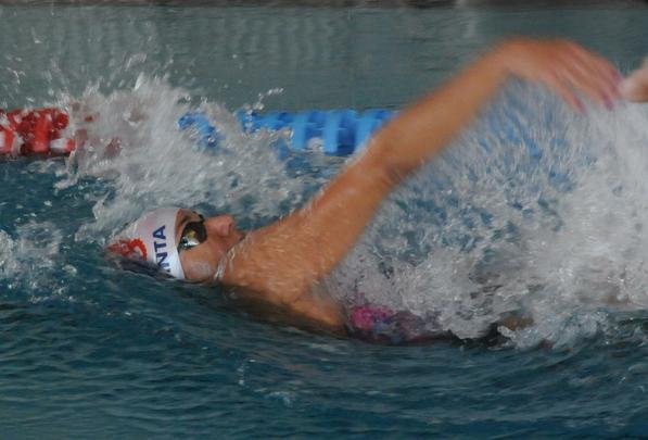 Em BH h seis meses, nadadora mora no Gutierrez e treina na Pampulha  