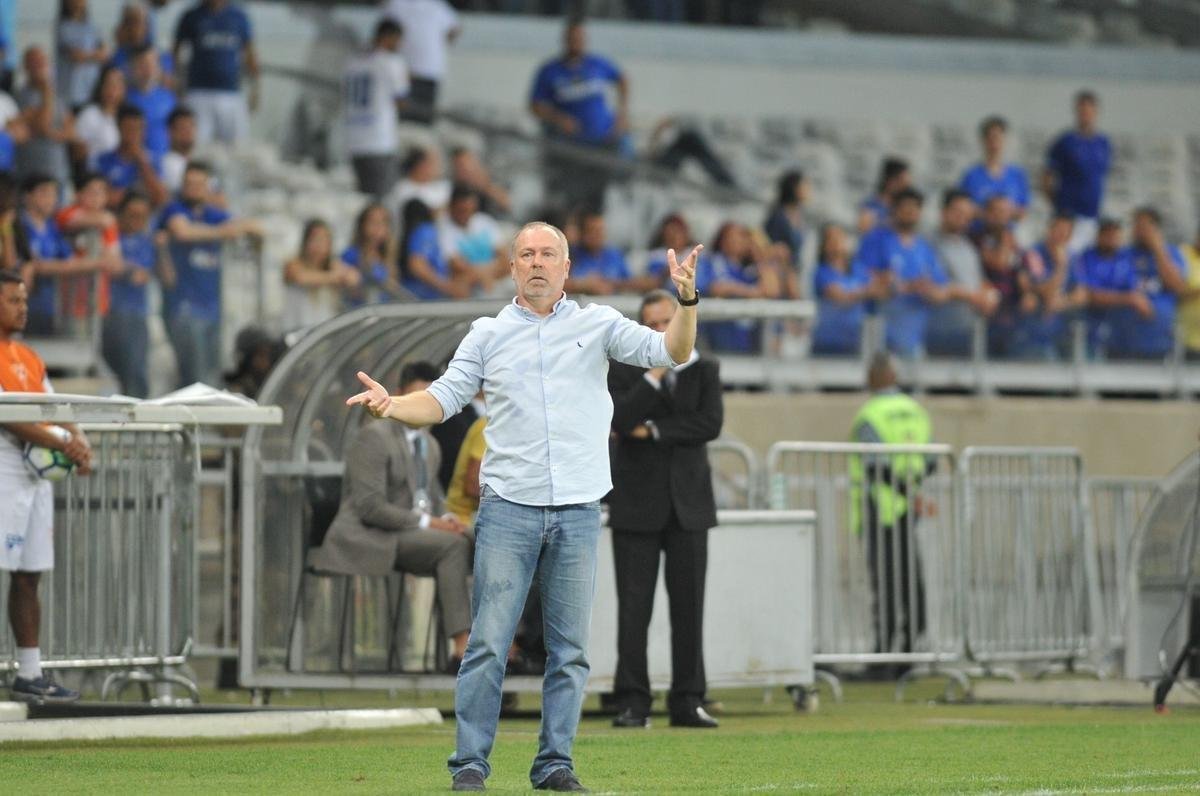 Depois do gol do Palmeiras, o jogo ficou tenso e com ataques alternados