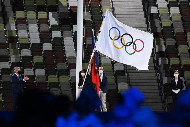 T�quio passa o bast�o a Paris, pr�xima sede dos Jogos Ol�mpicos. Na foto, o presidente do COI, Thomas Bach, e a prefeita da capital francesa, Anne Hidalgo 