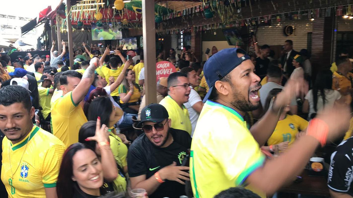 Movimento na Rua Alberto Cintra, em BH, durante jogo do Brasil contra a Srvia, pela abertura da Copa do Mundo do Catar