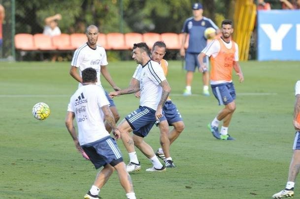 Seleo Argentina treinou nesta tera na Cidade do Galo com Lionel Messi. O craque cobrou faltas, afiou a pontaria e, em seguida, deixou a atividade mais cedo para se poupar. Na parte final, o tcnico Bauza orientou um trabalho em campo reduzido