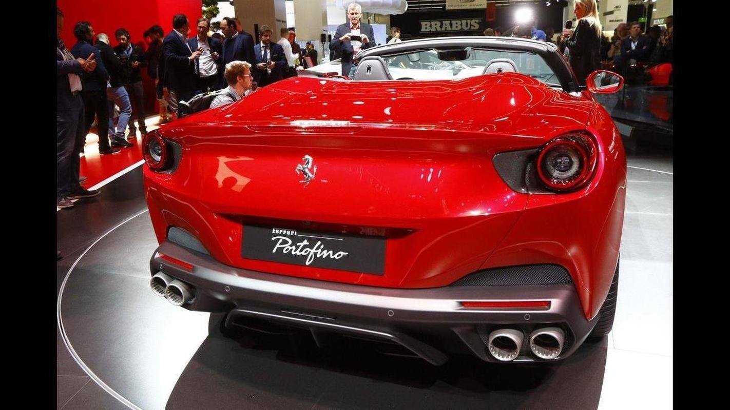 Fotos da Ferrari Portofino, modelo que o atacante Hulk, do Atltico, usou na Cidade do Galo