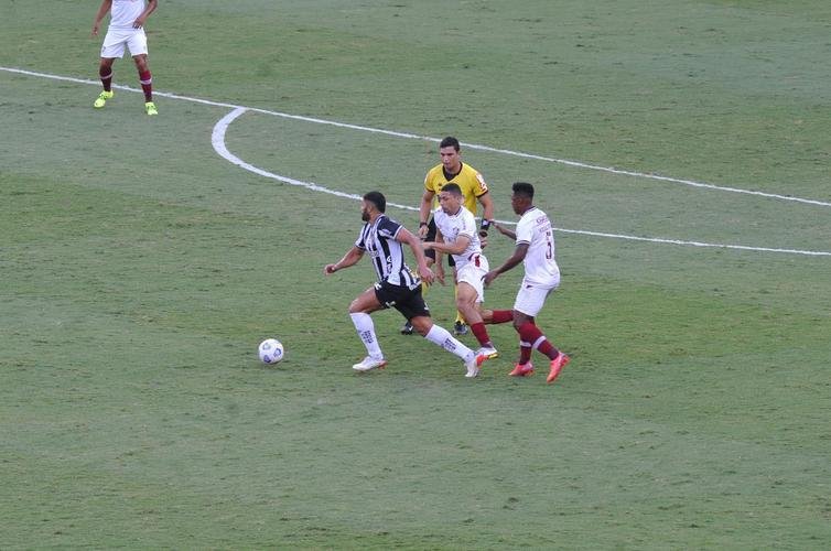 Ainda no primeiro tempo, o Atltico empatou em cobrana de pnalti de Hulk aps reviso do VAR: 1 a 1