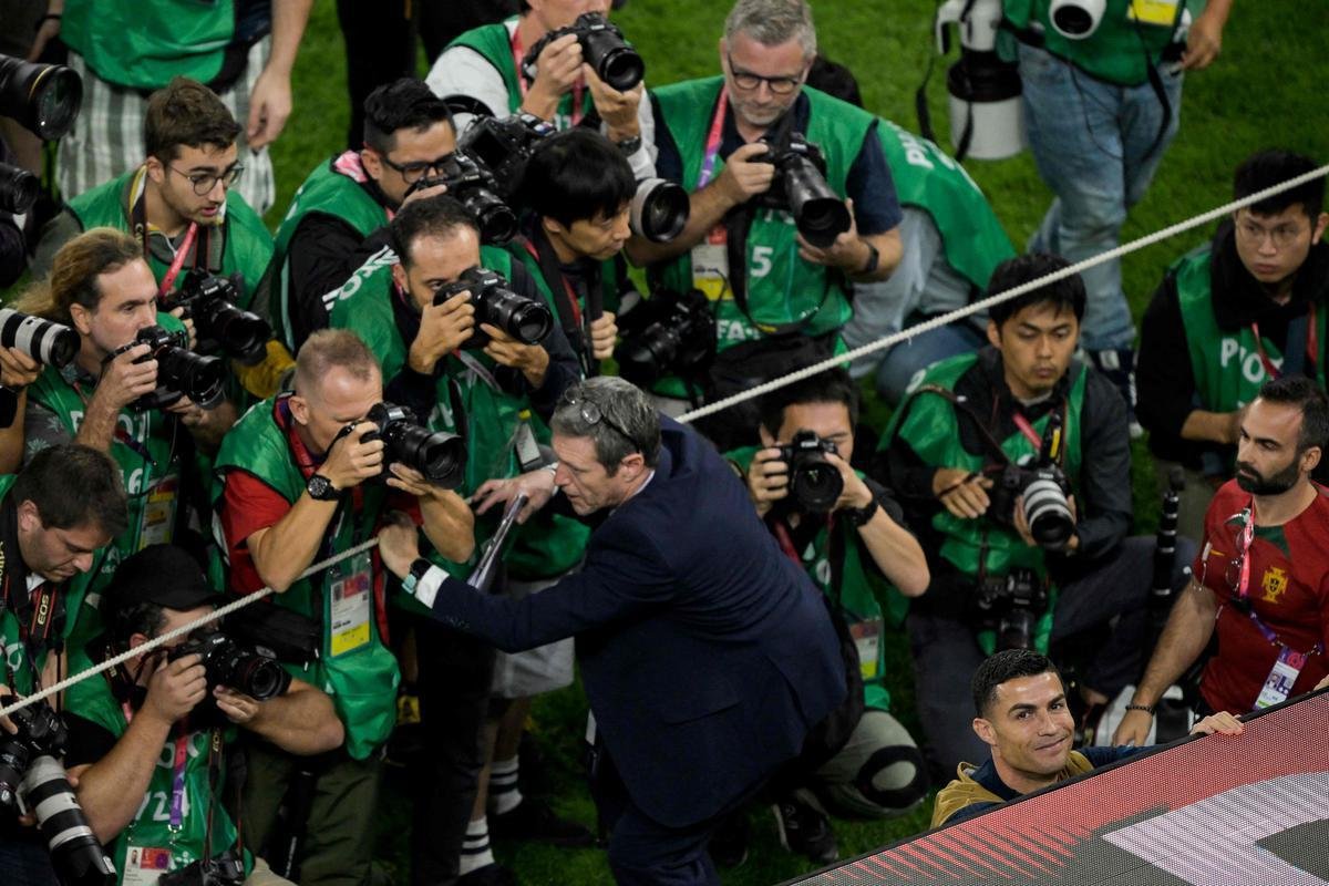 Cristiano Ronaldo comeou novamente no banco de reservas no duelo de Portugal contra Marrocos pelas quartas de final da Copa do Mundo. Batalho de fotgrafos registrou astro na condio de suplente