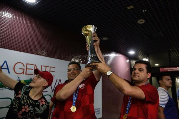 Jogadores, comissão técnica e diretoria do Náutico foram recebidos com festa no desembarque após a conquista do título da Série C do Campeonato Brasileiro, diante do Sampaio Corrêa. A delegação alvirrubra desembarcou em solo pernambucano pouco depois das 23h30 e seguiu em carro aberto para a sede do clube, no bairro dos Aflitos