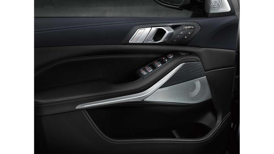 Camila Ângelo recebeu o modelo BMW X7 Dark Shadow Edition 2021
