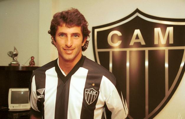 Diego Capria - No ano seguinte ao da saída de Galván, o Atlético contratou outro zagueiro argentino. Diego Capria teve uma passagem rápida, mas cheia de momentos intensos pelo clube na temporada 2000. Exímio batedor de faltas, é lembrado especialmente por um belo gol contra o Boca Jrs., pela Copa Mercosul. Sofreu com lesões e, por isso, teve passagem encurtada por Belo Horizonte. Em dez partidas disputadas, balançou as redes adversárias três vezes.