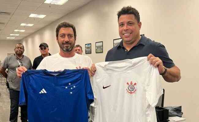 Ronaldo e Dulio Monteiro trocaram camisas de Cruzeiro e Corinthians e posaram para foto