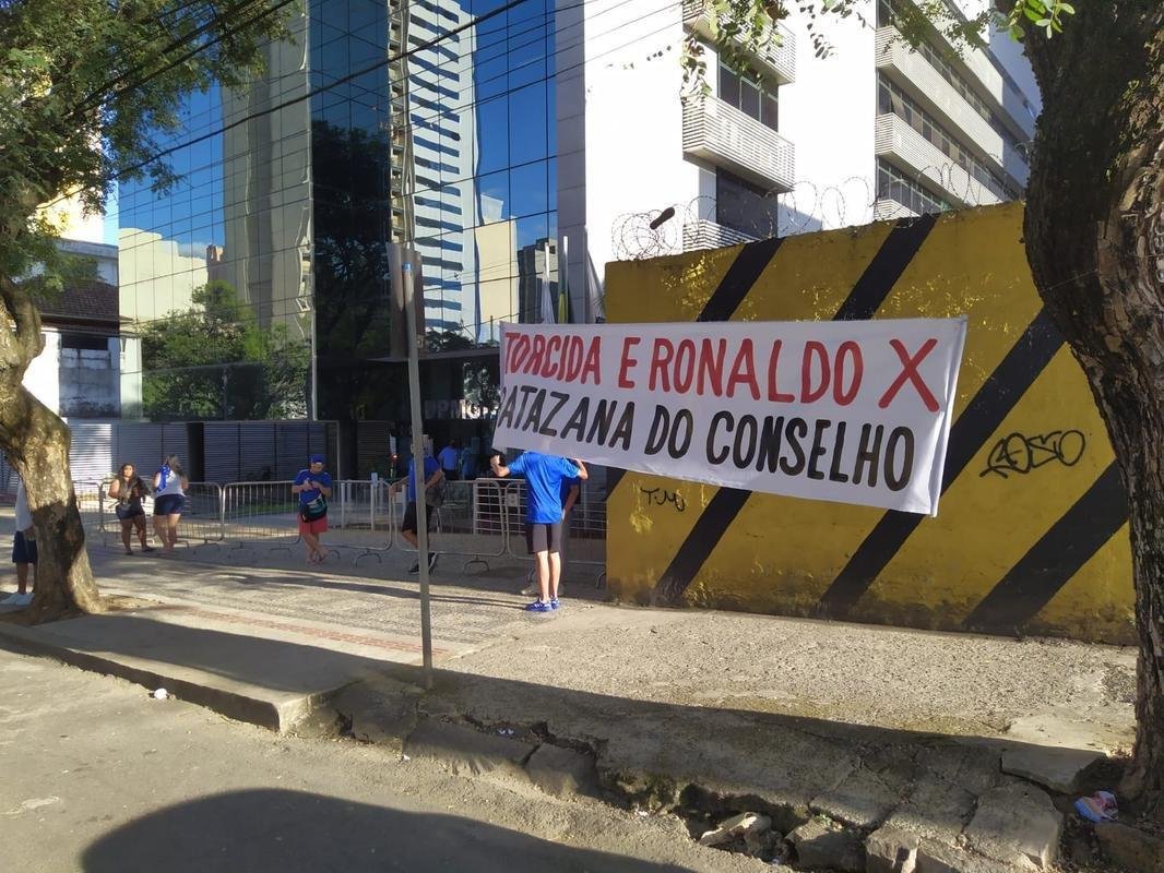 Torcida do Cruzeiro foi em peso ao Parque Esportivo do Barro Preto para fazer press�o pela aprova��o da venda da SAF a Ronaldo