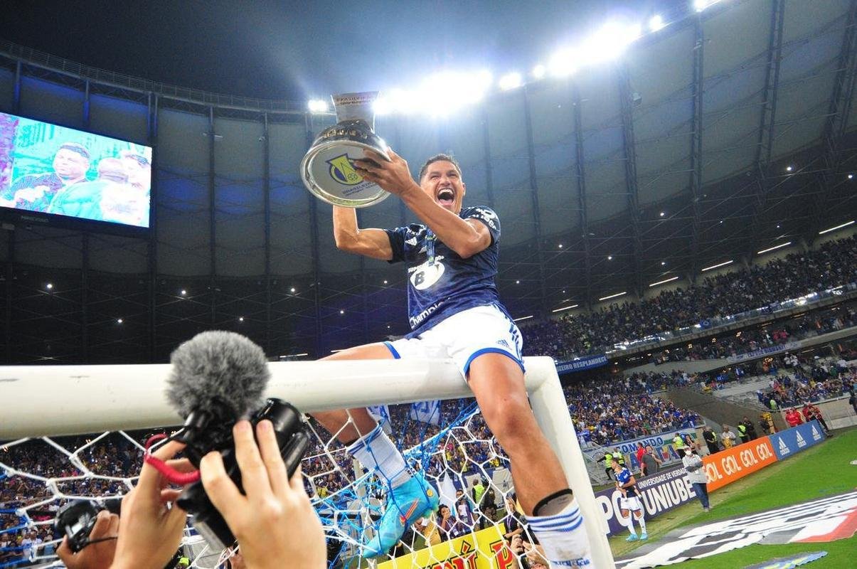 Cruzeiro levanta a taa da Srie B e faz festa no Mineiro