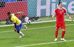 Fotos do gol de Paulinho contra a Srvia
