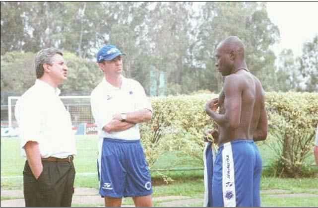 O jogador de futebol do Cruzeiro, Rincn, conversa com o auxiliar tcnico Caio Junior e Eduardo Maluf, diretor de futebol de Cruzeiro, durante treino do time, na Toca da Raposa, em Belo Horizonte
