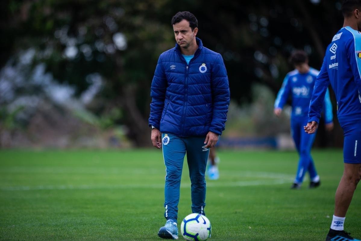 Fotos do treino do Cruzeiro na Toca da Raposa II. Time enfrenta o Internacional, nesta quarta-feira, s 21h30, no Mineiro, pela semifinal da Copa do Brasil. Mano Menezes pode apresentar novidades na escalao diante dos gachos.
