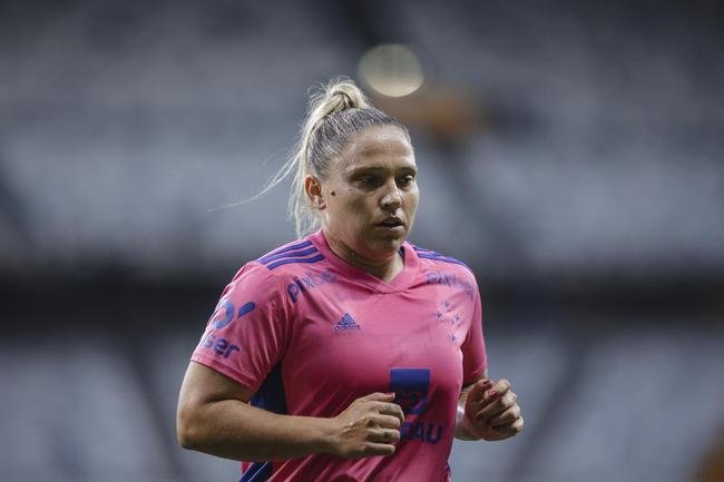 Em preliminar de Cruzeiro x Ituano pela Srie B, o time feminino da Raposa, conhecido como Cabulosas, goleou o Araguari por 8 a 0 pela terceira rodada do Campeonato Mineiro Feminino. Equipe cruzeirense estreou o uniforme rosa, confeccionado pela Adidas em homenagem  campanha Outubro Rosa, de conscientizao contra o cncer de mama