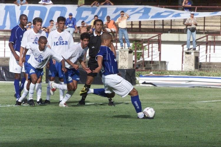Imagens do meia Alex, campeo da Trplice Coroa com a camisa do Cruzeiro
