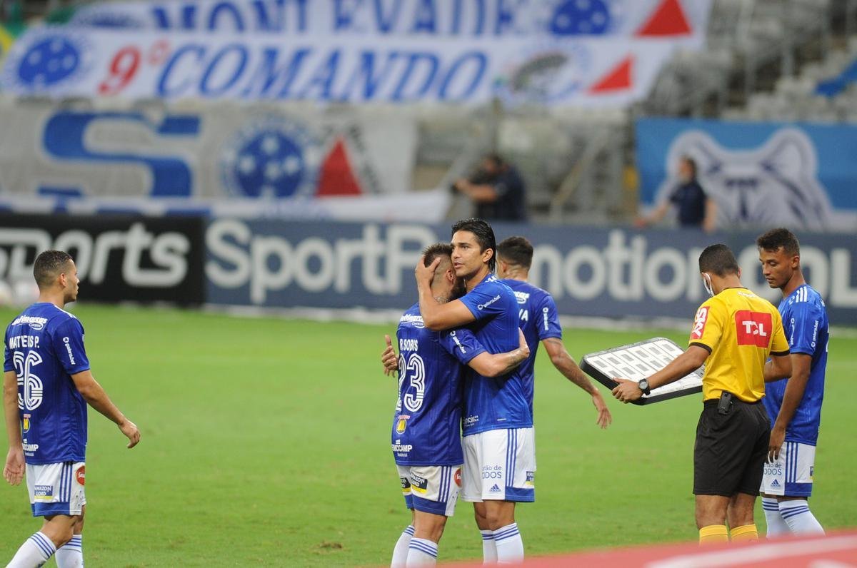 Fotos do gol de placa marcado por Rafael Sobis do meio-campo. Ele viu o goleiro Rafael Martins adiantado e acertou um lindo chute por cobertura. Gol histrico no Mineiro!