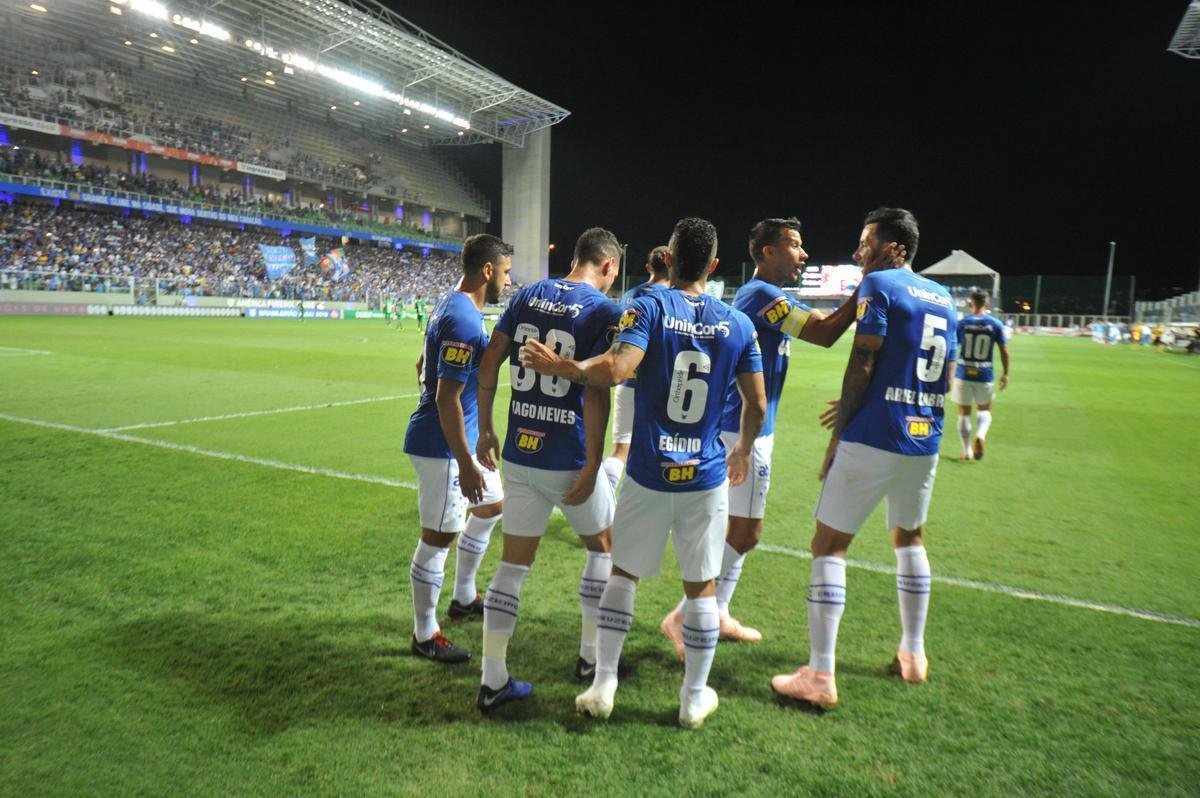 Com gols de Thiago Neves, Arrascaeta e Ded, Cruzeiro goleou a Chapecoense por 3 a 0