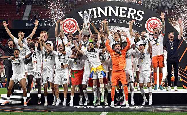 O Eintracht Frankfurt ergueu a taça da competição continental