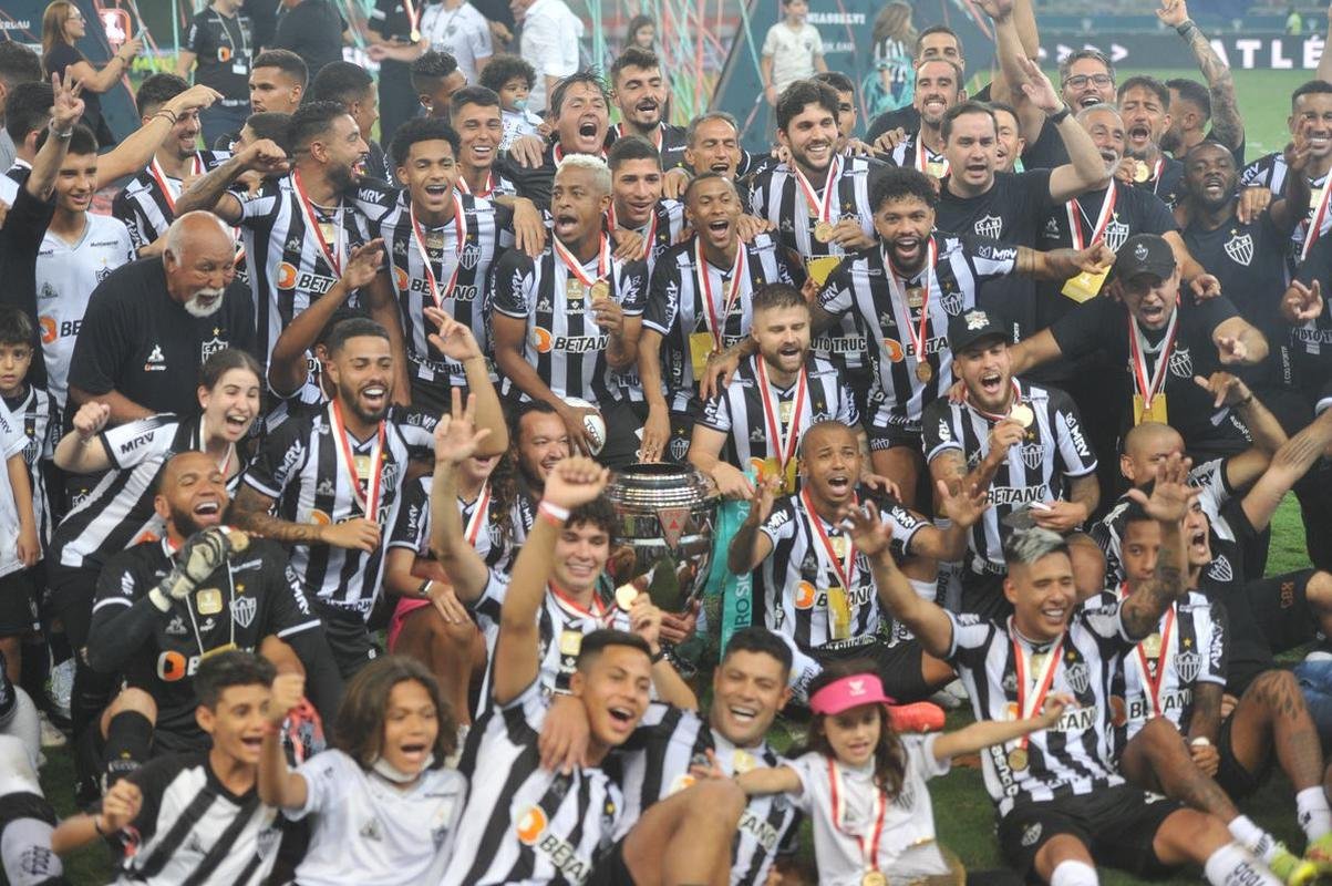 Festa do Atltico no Mineiro pela conquista do tricampeonato mineiro. Galo derrotou o Cruzeiro por 3 a 1 na final nica do estadual. Gols foram de Hulk (2) e Nacho