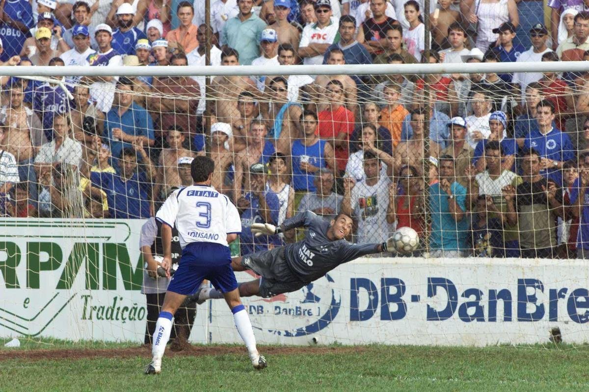 O primeiro passo do Cruzeiro em 2003 para alcanar a histrica Trplice Coroa foi dado em 16 de maro, com a conquista do Campeonato Mineiro de pontos corridos. A taa foi erguida de forma antecipada com a vitria por 4 a 0 sobre a URT, no estdio Zama Maciel, em Patos de Minas, pela 11 rodada. Deivid, Aristizbel, Alex e Maurinho marcaram os gols do triunfo. Em seguida, o elenco deu a volta olmpica, ergueu a taa diante dos cruzeirenses e desfilou em carro aberto pela cidade do interior de Minas. No retorno a BH, naquele mesmo dia, o grupo foi recebido com festa pela torcida no Aeroporto da Pampulha. O Cruzeiro foi campeo estadual invicto. O ltimo jogo foi contra o Tupi, no Mineiro.