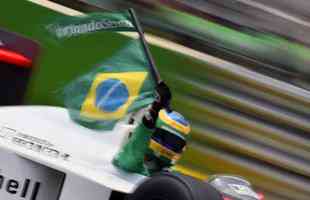 Bruno pilota McLaren de Ayrton Senna e leva Interlagos ao delírio
