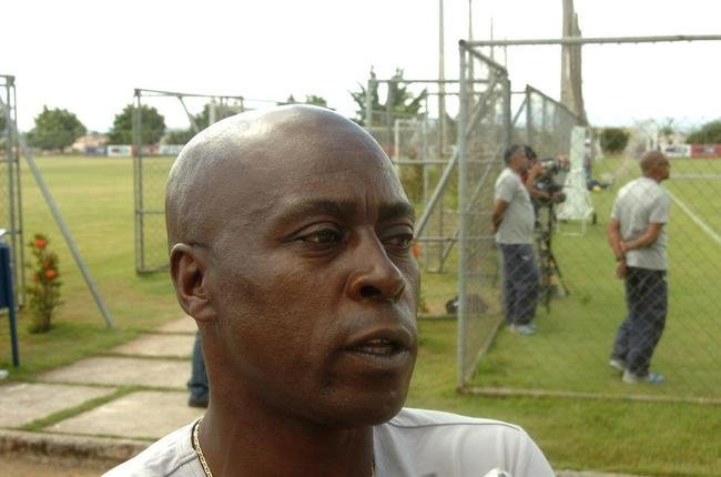 Balu, ex-lateral-direito do Cruzeiro, arrisca que a Raposa vencer o clssico por 1 a 0. ''Sabemos o momento difcil do Cruzeiro, mas  clssico. O Atltico tem um super time, mas em clssico no tem essa. Gostaria tambm de parabenizar os clubes pelos 100 anos. Vai ser um bom jogo''. O ex-jogador defendeu o time celeste entre 1986 e 1991, fez 302 jogos e marcou cinco gols. 