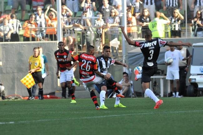 Lances do primeiro tempo do jogo entre Atl�tico e Flamengo no Independ�ncia