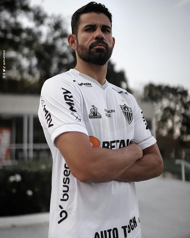 Diego Costa posa com as camisas 1 e 2 do Atltico, faz exames e atividades na academia da Cidade do Galo
