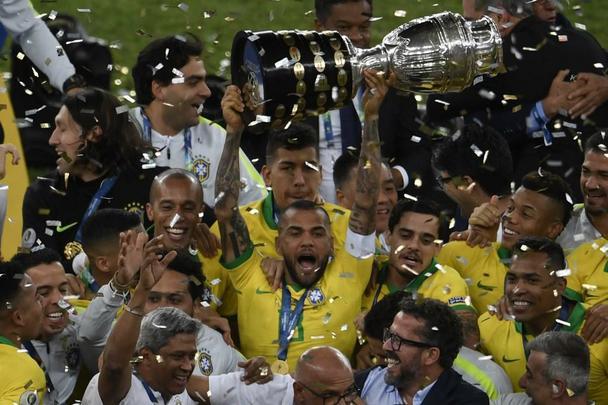 Seleção Brasileira derrota Peru por 3 a 1, conquista Copa América e ergue a taça no Maracanã; veja as fotos da festa do Brasil