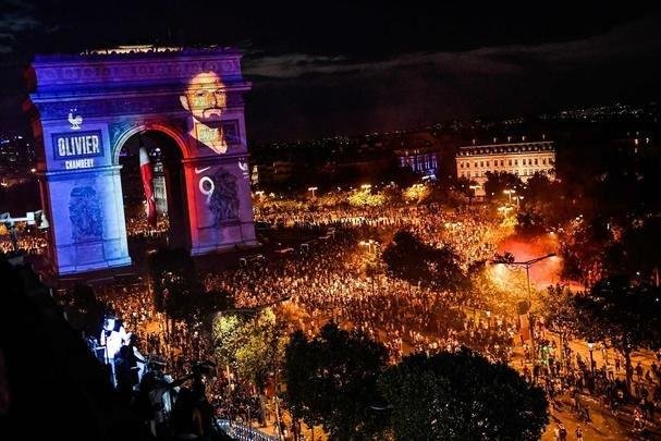 Quando a noite chegou, Paris ficou ainda mais linda: Torre Eiffel foi iluminada com as cores da bandeira francesa e Arco do Triunfo recebeu projeções com rostos dos campeões