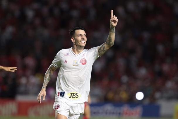 Luanderson abriu o placar pala o Náutico ainda no primeiro tempo do jogo, no Rei Pelé. O CRB virou, fez 2 a 1, mas o Náutico buscou o resultado com gols de Jorge Henrique e Jean Carlos, que marcou o terceiro de falta já nos acréscimos.