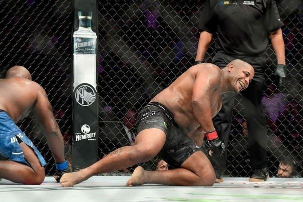 Daniel Cormier venceu Derrick Lewis por finalização e manteve cinturão dos pesados