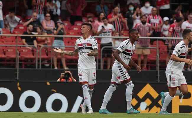 São Paulo bateu o Botafogo-SP e torce por tropeço do Corinthians para ter vantagem nas semifinais