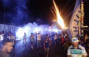 Torcida do Cruzeiro promove rua de fogo na sada da delegao da Toca da Raposa II, rumo ao aeroporto de Confins, antes da viagem para Porto Alegre. Time enfrenta o Internacional na quarta-feira, no Beira-Rio, pela semifinal da Copa do Brasil