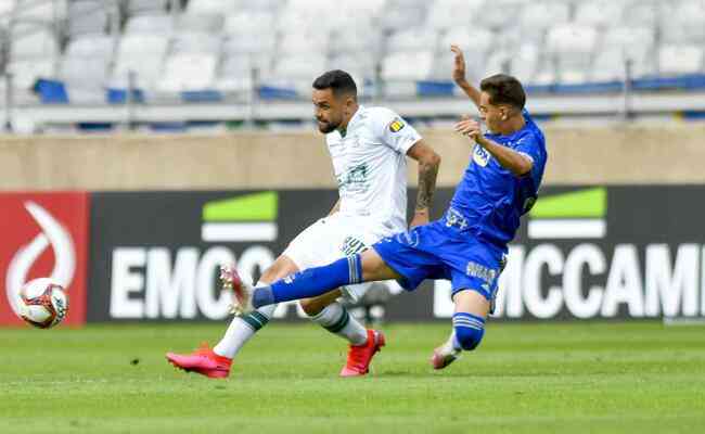 Felipe Azevedo e Weverton durante duelo entre Cruzeiro e Amrica, pela semifinal do Campeonato Mineiro de 2021
