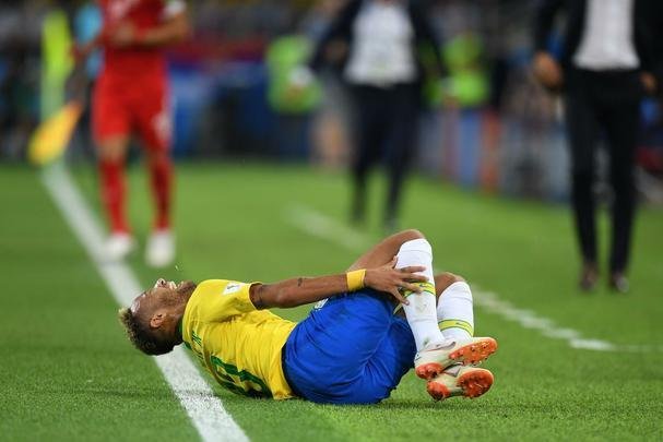 Poucas quedas, assistência e 'ousadia': a atuação de Neymar contra a Sérvia