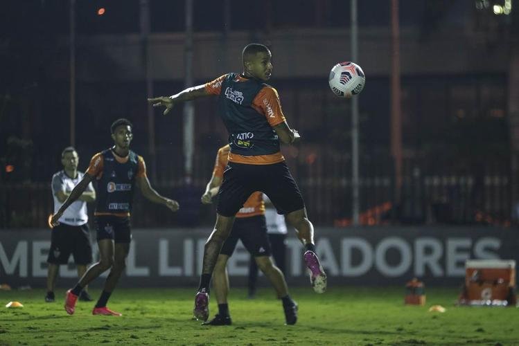 Tcnico Cuca comandou atividade do Atltico no CT da Conmebol no Paraguai 